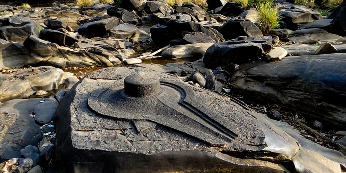 sahasralinga-stone-sculptures-river-bed